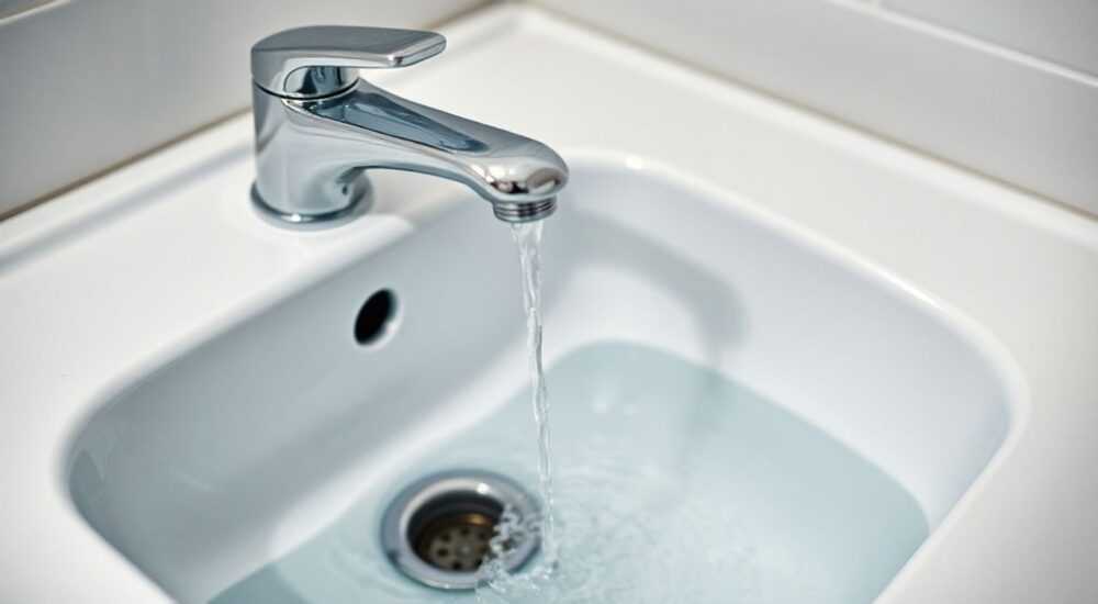 Слив воды в раковине